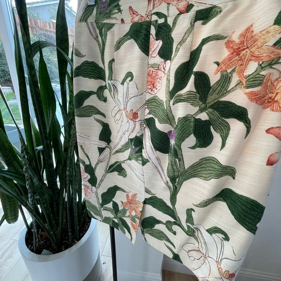 Ann Taylor lined fitted skirt with zipper closure. - Picture 2 of 4